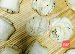 Illustration of how to make black sesame and green onion rolls 5
