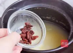 Illustration of how to make millet red medicine porridge 7