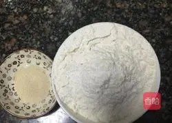 Illustration of how to make ham rolls and red date rolls 1