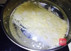 Illustration of home-style braised noodles 2