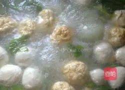 Illustration of how to make meatball soup and rice noodles 2