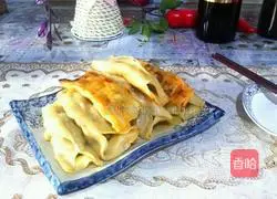 Illustration of how to make fresh meat pot stickers 10