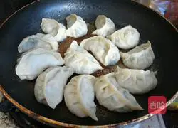Illustration of how to make vegetarian pot stickers 12