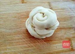 Illustration of how to make silver silk flower roll 10