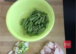 Illustration of how to make braised beans and noodles 1