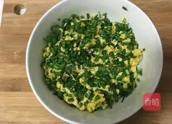 Illustration of how to make leek and egg spring rolls 6