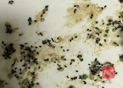 Illustration of how to make black sesame and green onion rolls 2