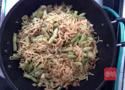 Illustration of making braised beans and noodles 8