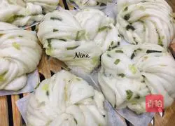 Illustration of how to make green onion rolls 10