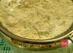 Illustration of how to make red date and egg cake 5