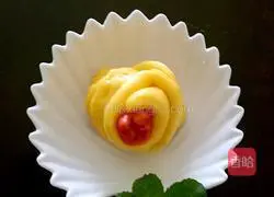 Illustration of how to make pumpkin flower rolls 10