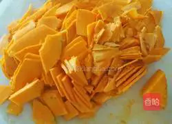 Illustration of how to make pumpkin hair cake 3