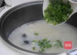 Illustration of how to make preserved egg and lean meat porridge 8