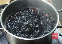Nutritious breakfast, black rice Illustration of how to make brown sugar and red date porridge 3