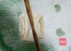 Illustration of how to make multi-layered fragrant flower rolls 5