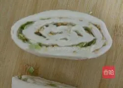 Illustration of how to make sesame and green onion flower rolls 4