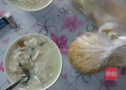 Illustration of how to make preserved egg and lean meat porridge 6