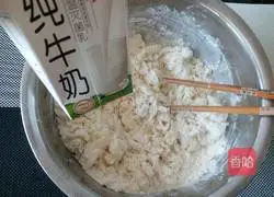 Illustration of how to make coconut milk-flavored flower rolls 3