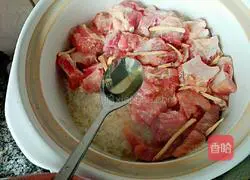 Illustration of how to make spareribs clay pot rice 6