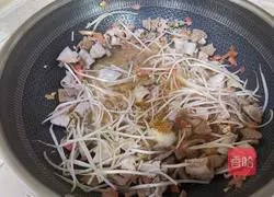 Illustration of how to make pork offal soup and rice noodles 14