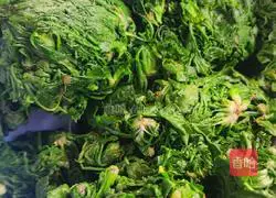 Illustration of how to make shepherd's purse spring rolls 1