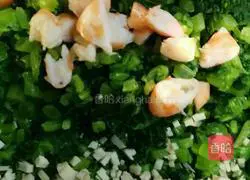 Illustration of how to make Vietnamese spring rolls wrapped with vegetables and prawns 5