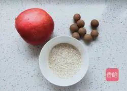 Illustration of how to make apple and longan rice porridge 2