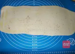 Illustration of how to make salt and pepper flower rolls 5