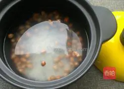 Illustration of how to make peanut and vegetable porridge 2