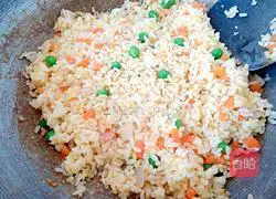 Illustration of how to make bacon and corn sausage baked rice 10