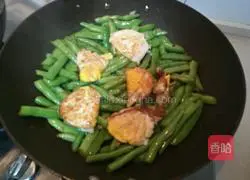 Illustration of how to make braised noodles with eggs and beans 6