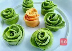 Illustration of how to make green vegetable flower rolls 12