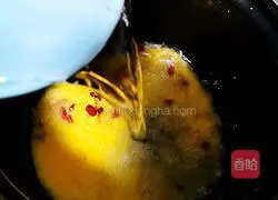 Illustration of how to make red bean, lily and bran rice porridge 4