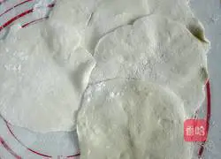 Illustration of how to make leek, egg and shrimp skin stuffing box 7