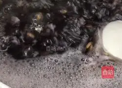 Illustration of how to make lotus root multigrain porridge 3