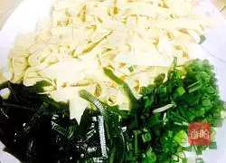 Illustration of how to make spicy rice noodles in sparerib soup 4