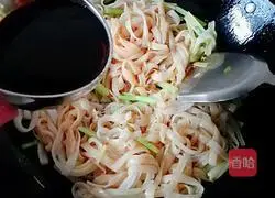 Illustration of how to make fried rice noodles with celery 6