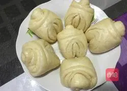 Illustration of how to make pig knuckle (for wealth) flower rolls 13