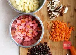 Illustration of how to make braised rice with ham and mixed vegetables 1