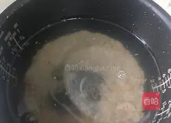 Illustration of how to make black millet and lily porridge 6