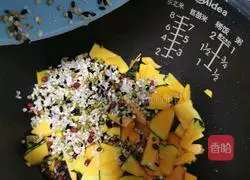 Illustration of how to make pumpkin porridge for nourishing the stomach in all seasons 5