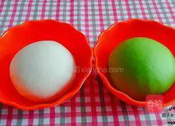 Illustration of how to make multi-layered mashed spinach rolls 3