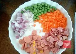 Illustration of how to make bacon and corn sausage baked rice 4