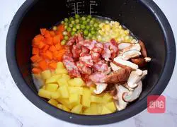 Illustration of how to make potato and sausage braised rice 5