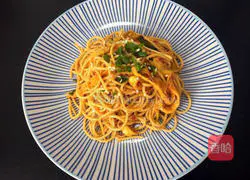 Illustration of how to make cold egg shredded noodles 7