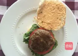 Illustration of how to make beef burgers 6