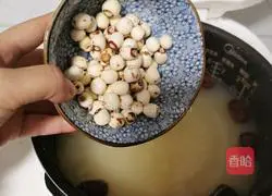 Illustration of how to make lotus seeds, red dates and millet porridge 10