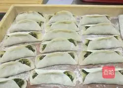 Illustration of how to make pork and three fresh pot stickers 5