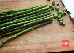 Illustration of how to make asparagus in oil with seaweed steamed bun 2