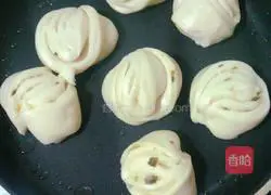 Illustration of how to make pan-fried floret rolls 2
